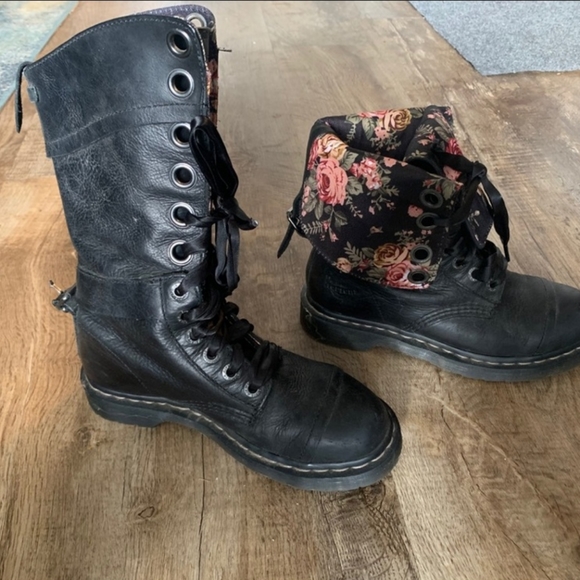 Dr. Marten's size 7, 12 eye boots - Picture 2 of 5